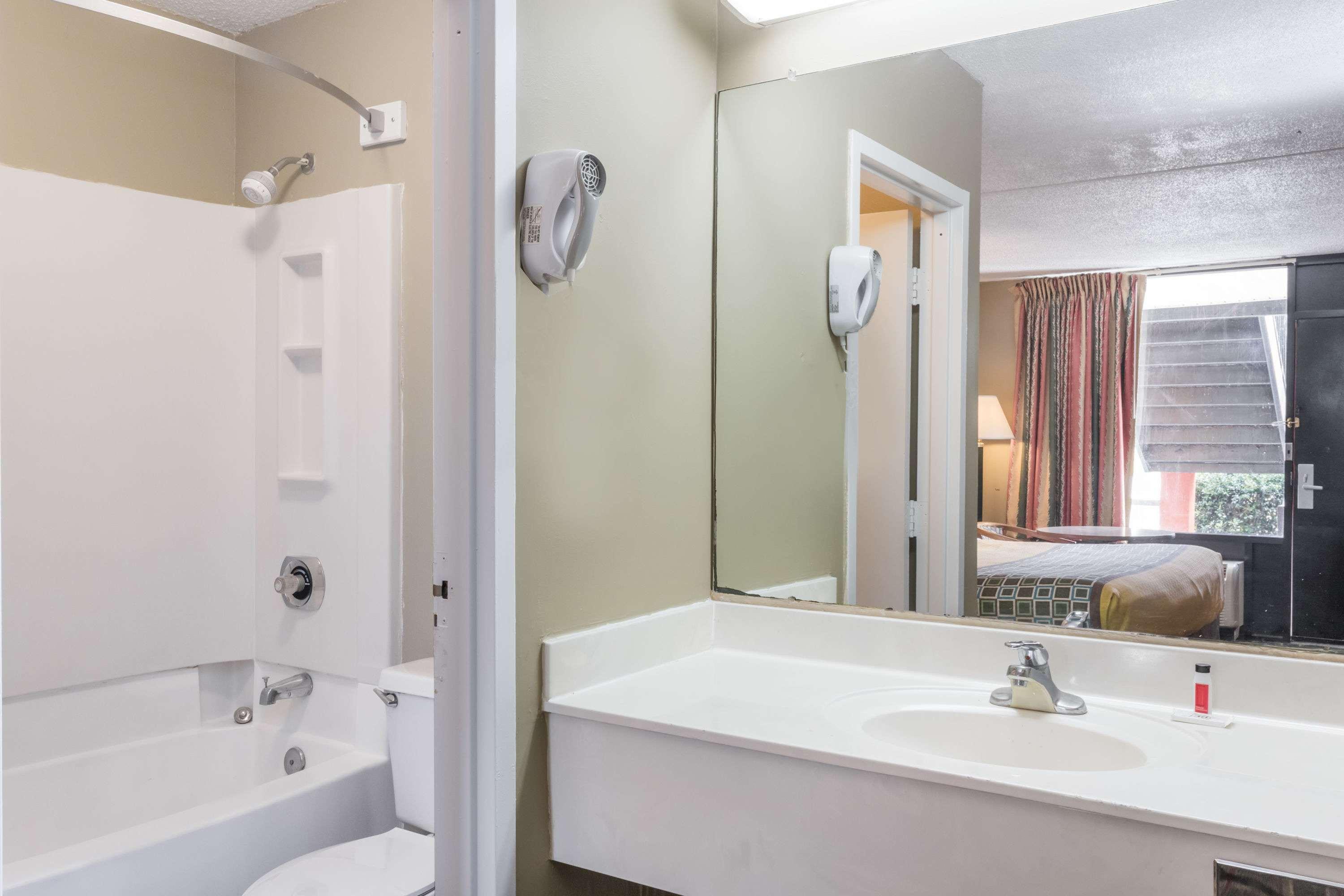 Travelodge By Wyndham Savannah Area/Richmond Hill Εξωτερικό φωτογραφία