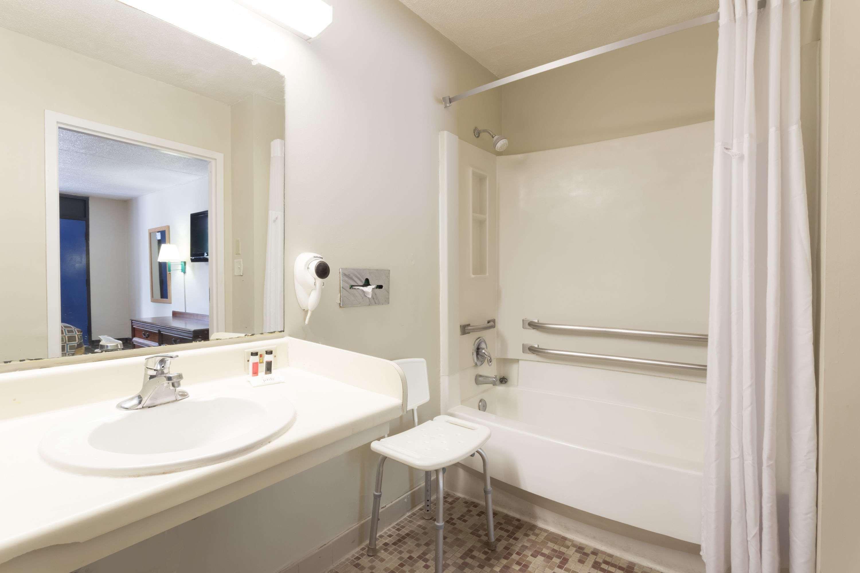 Travelodge By Wyndham Savannah Area/Richmond Hill Εξωτερικό φωτογραφία