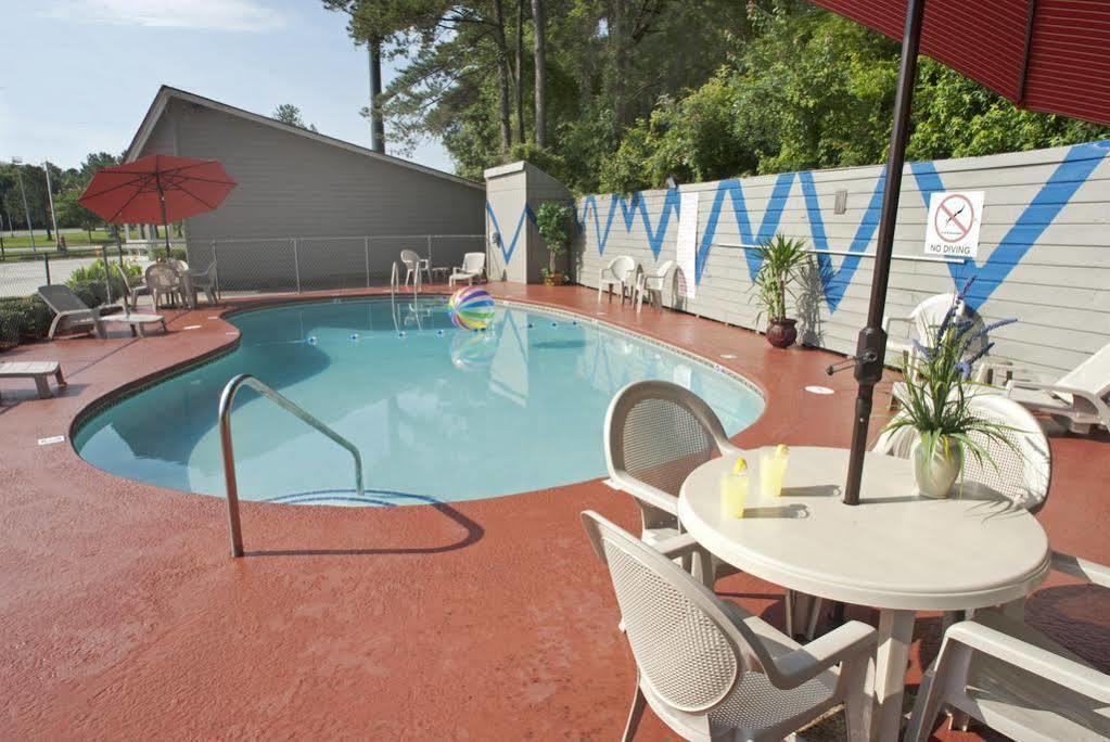 Travelodge By Wyndham Savannah Area/Richmond Hill Εξωτερικό φωτογραφία